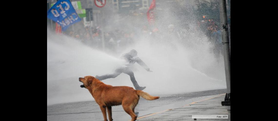 Chile- la masiva marcha estudiantil terminoacute con prolongados incidentes