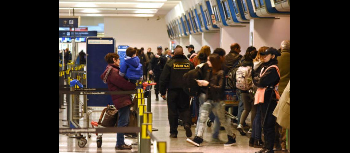 Teacutelam 10062016 - Buenos Aires  Aeroparque Jorge Newbery Los controladores aeacutereos nucleados en La Asociacioacuten de Trabajadores del Estado (ATE) comenzaron a las 6 un paro de 48 horas en los aeropuertos del todo el paiacutes por lo que se registran demoras y cancelaciones en los vuelos de cabotaje e internacionales Foto- Carlos Brigo