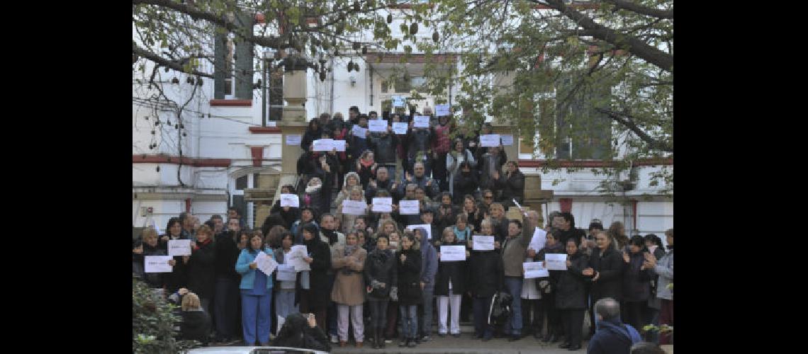 Trabajadores del Hospital Pintildeero paran tras la agresioacuten a un enfermero