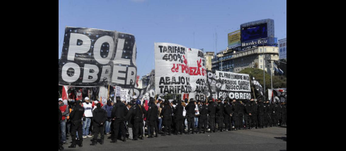 Movimientos sociales realizan un corte total en la 9 de Julio