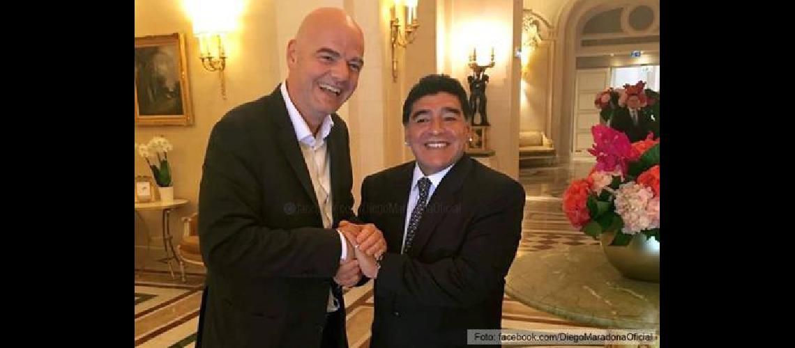 Maradona luego de las criacuteticas tuvo un encuentro con el presidente de la FIFA