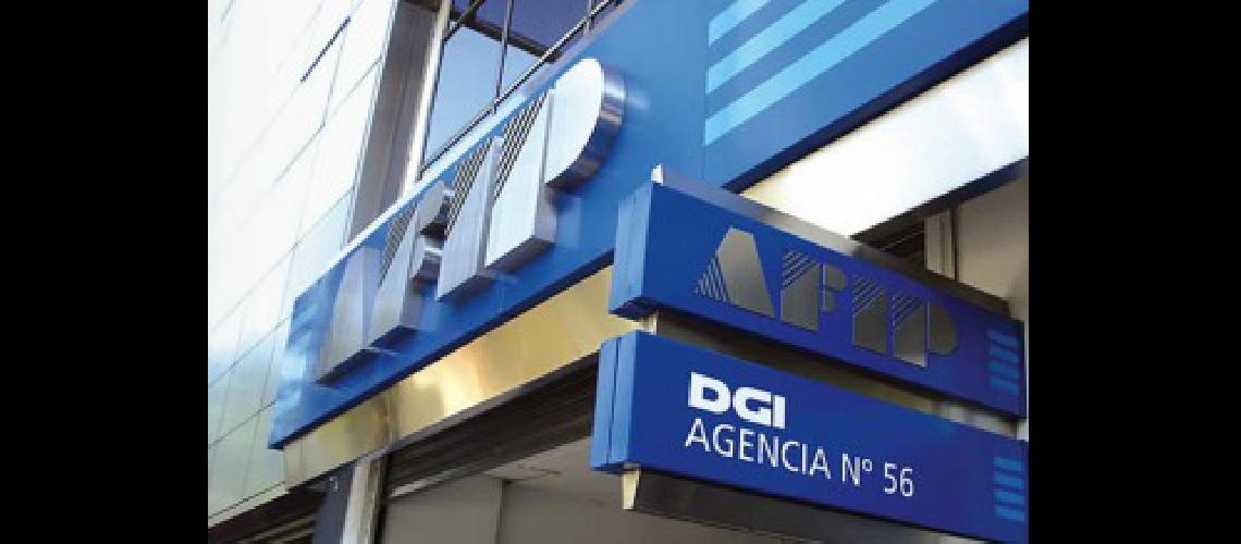 El medio aguinaldo tributaraacute ganancias y luego AFIP definiraacute coacutemo se devuelve