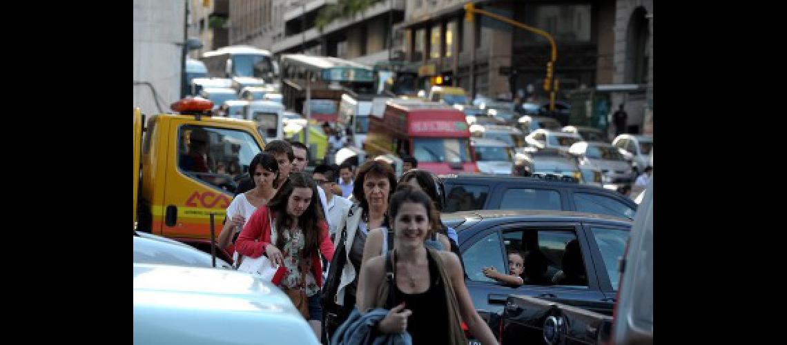 Inequidad superpoblacioacuten y embotellamientos seraacuten los mayores problemas en 2066