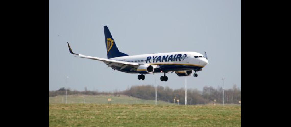 Llega al paiacutes el segmento de los vuelos de bajo costo- Ryanair operaraacute desde 2017