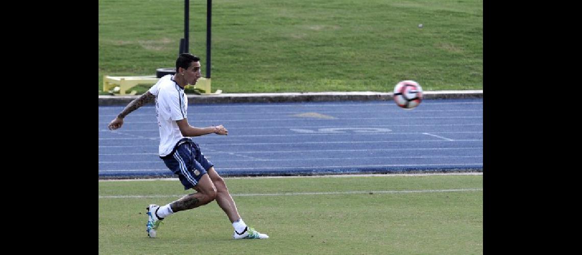 Por las lesiones Di Mariacutea no llegariacutea a la final ante Chile y prenden velas por Rojo