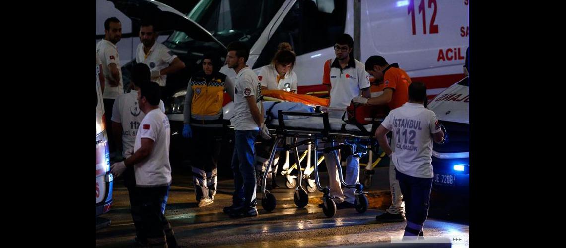 Ya son 38 los muertos y 120 los heridos en el atentado de Estambul
