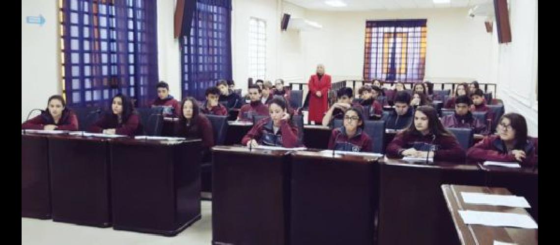 LANUS para web- el ejecutivo instruye a alumnos