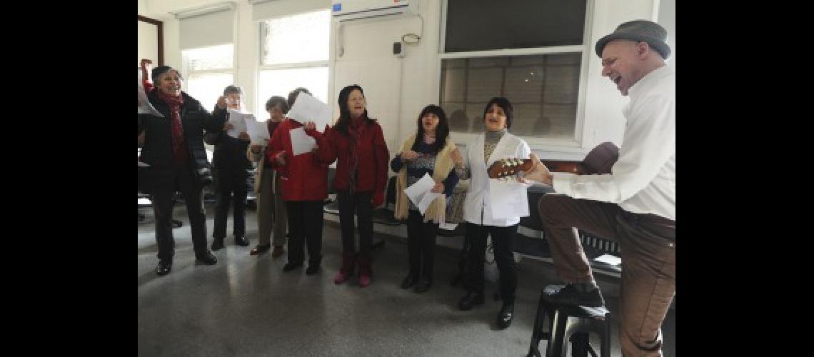 En el Hospital de Cliacutenicas combaten el estreacutes con reflexologiacutea y musicoterapia