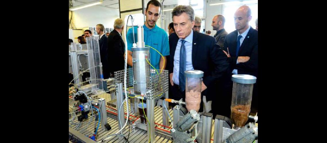 TAtildecopylam 06072016 Berlin Alemania- El presidente Mauricio Macri recorriAtildesup3 hoy el Centro de CapacitaciAtildesup3n de la empresa Siemens  junto al ministro de Transporte Guillermo Dietrich Foto- Presidencia