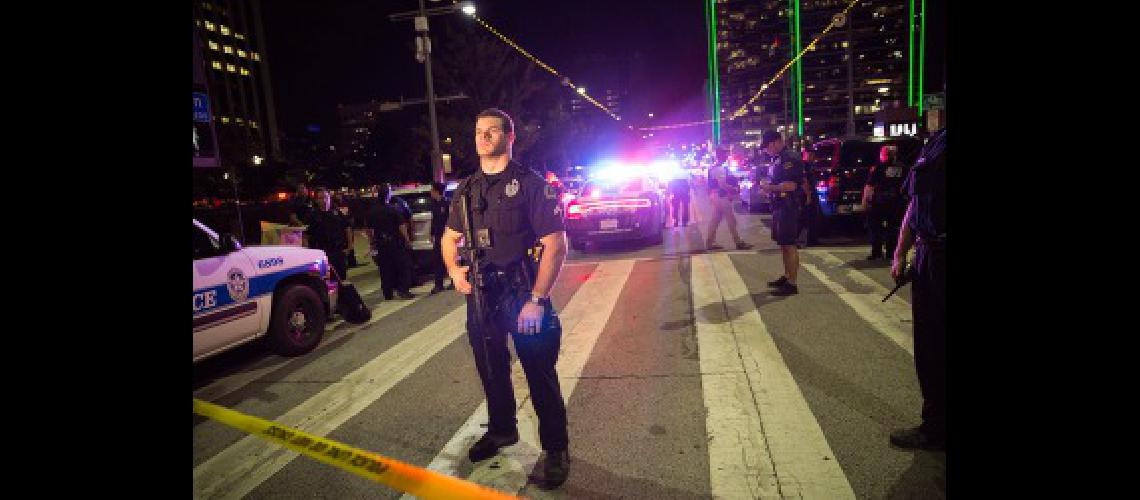 Un francotirador matoacute a cinco policiacuteas en Dallas durante una protesta
