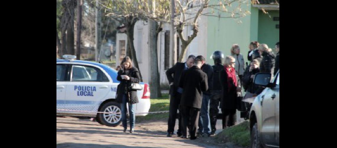 El asesino de Necochea decapitoacute a su mujer y le dio 10 puntildealadas a cada viacutectima
