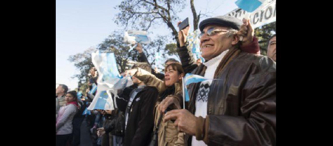 Una multitud disfrutoacute del desfile y fue protagonista de los festejos del Bicentenario