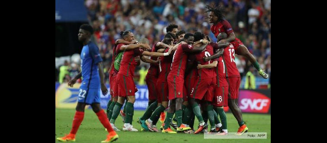 Portugal sorprendioacute en el suplementario a Francia y se adjudicoacute la Eurocopa