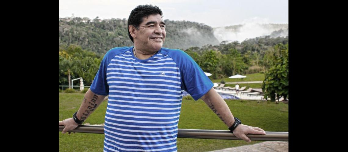 Maradona firmoacute con Telefe- haraacuten una superproduccioacuten sobre la vida del astro