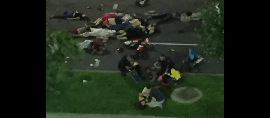 Atentado en Niza- un camioacuten atropelloacute a una multitud y hay al menos 60 muertos
