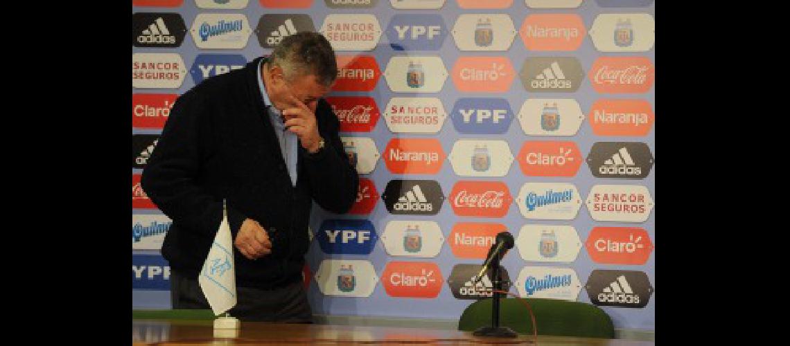 Segura renuncioacute y a la espera de la Comisioacuten de FIFA la AFA quedoacute aceacutefala