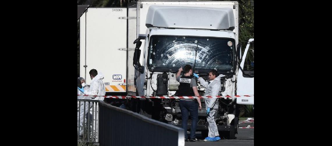 El fiscal reveloacute que el atacante de Niza planeoacute durante meses el atentado y tuvo coacutemplices