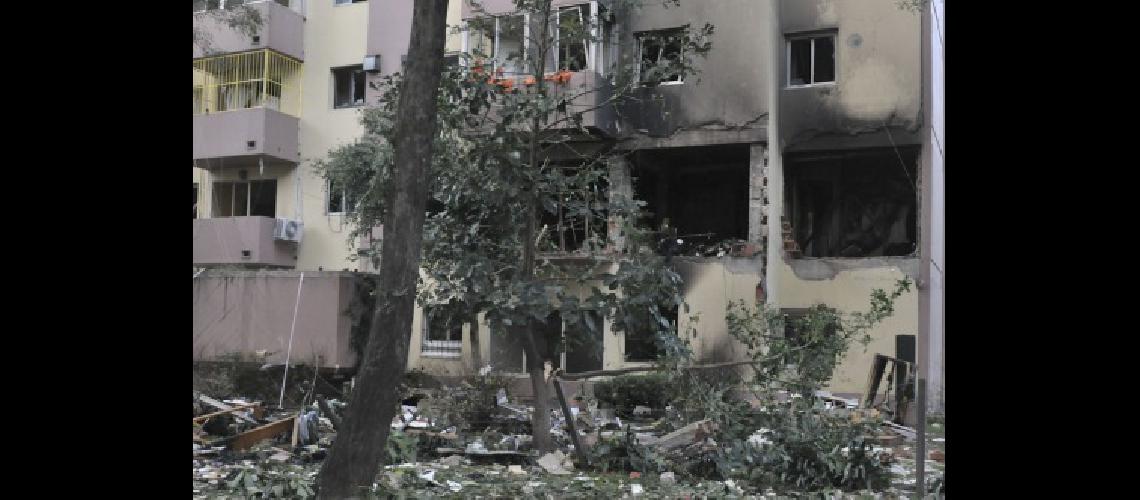 Diecisiete heridos tres graves por una explosioacuten en un edificio del Bajo Flores