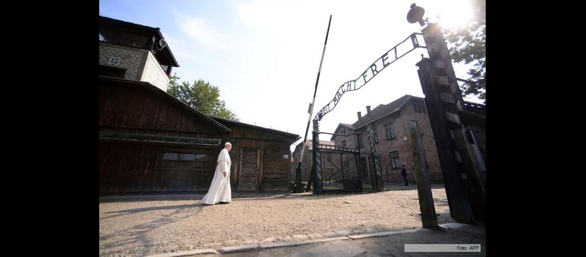 Francisco tras visitar el campo de exterminio- La crueldad no terminoacute en Auschwitz