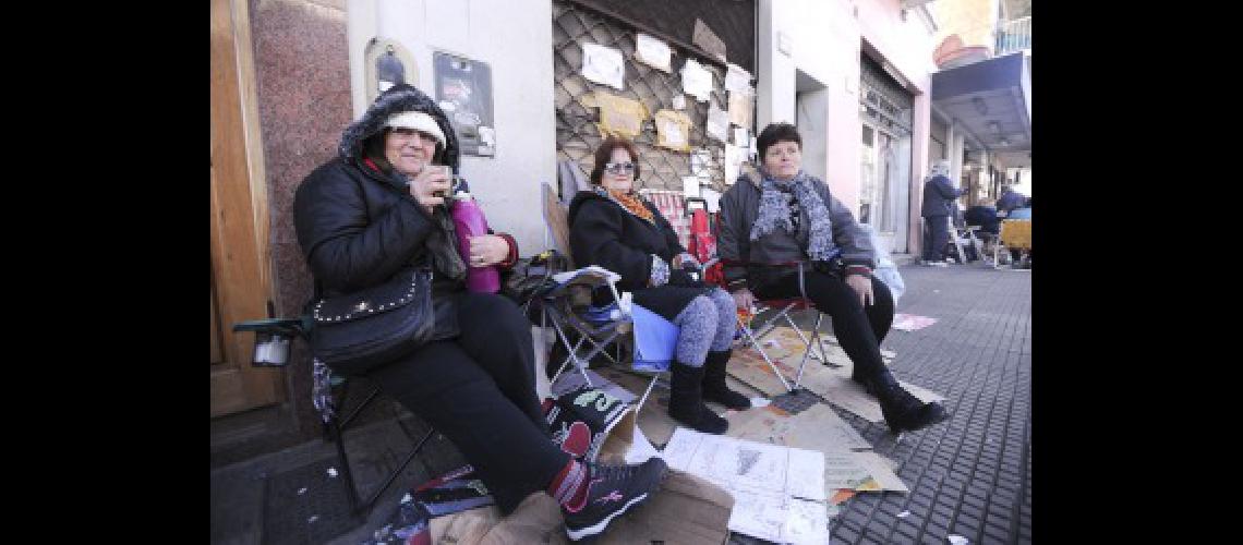 Una multitud espera en las cercaniacuteas de la Iglesia de San Cayetano para ingresar