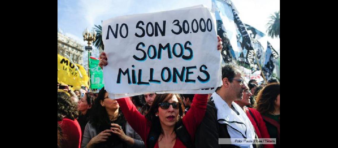 Las Madres de Plaza de Mayo realizaron la ronda 2000 en torno a la Piraacutemide