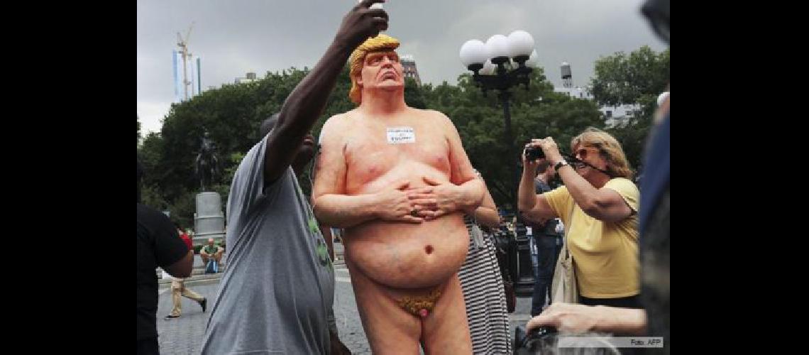 trump estatua