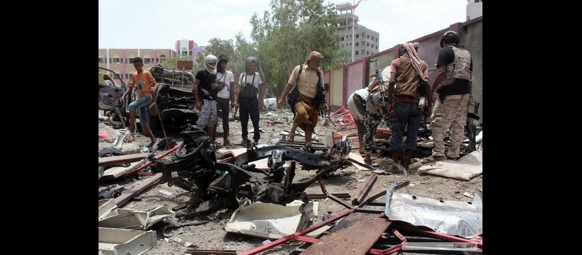 Un atentado del Estado Islaacutemico provocoacute 54 muertos y 70 heridos en Yemen