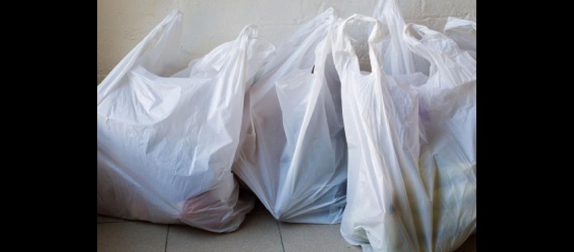 El gobierno portentildeo anuncioacute que desde 2017 se prohibiraacuten bolsas plaacutesticas en los suacuteper