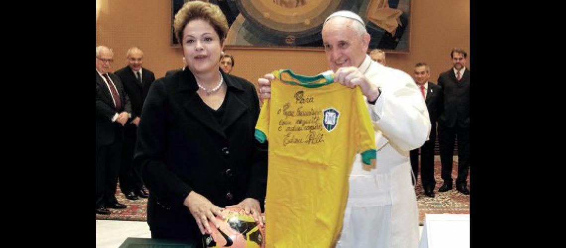 El papa Francisco pidioacute rezar por el pueblo brasilentildeo en este momento triste