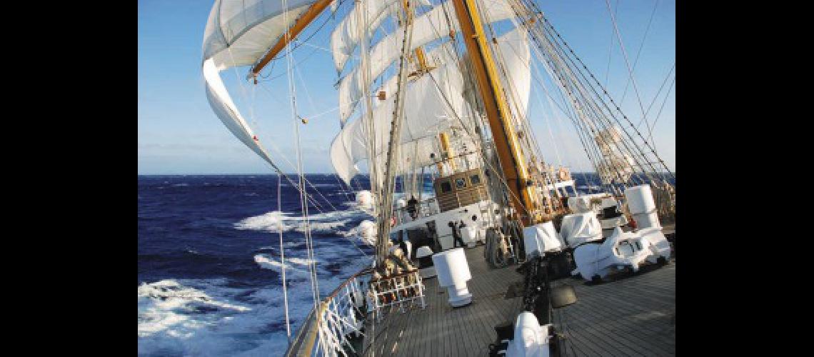 La fragata Libertad llegoacute a Grecia y su tripulacioacuten rendiraacute homenaje a griegos que lucharon por la Independencia Argentina