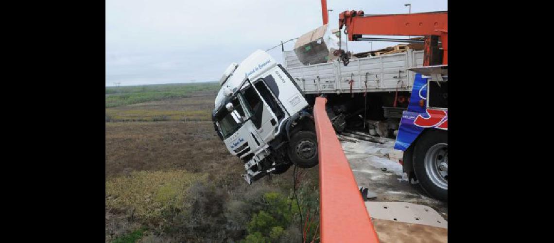 Entre Riacuteos- Un camioacuten cargado con bobinas de hilo chocoacute contra la defensa y su cabina quedoacute colgado del puente Zaacuterate-Brazo Largo a la altura del kiloacutemetro 111 de la ruta nacional 12 en jurisdiccioacuten de la provincia de Entre Riacuteos tras perder el control y embestir la defensa lateral aunque su conductor resultoacute ileso Foto- Joseacute Romero
