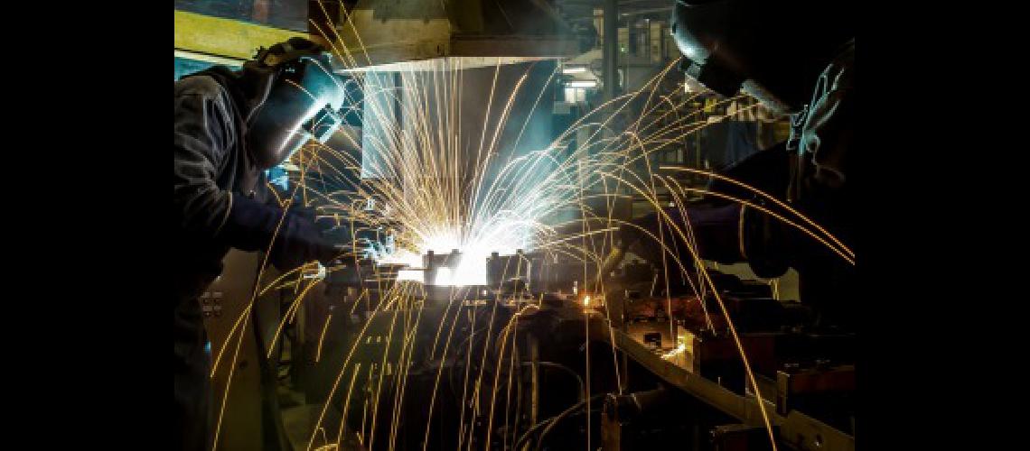 El nivel de actividad industrial cayoacute en julio 7-en-porciento- interanual seguacuten la UIA
