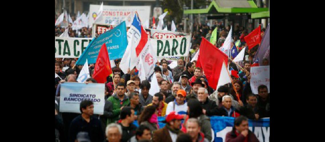 Huelga y marcha de estatales chilenos