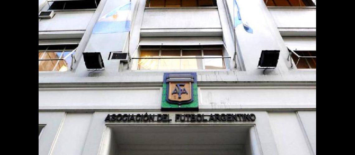 Lejos de la normalidad la AFA arde en el fuego de internas y negocios
