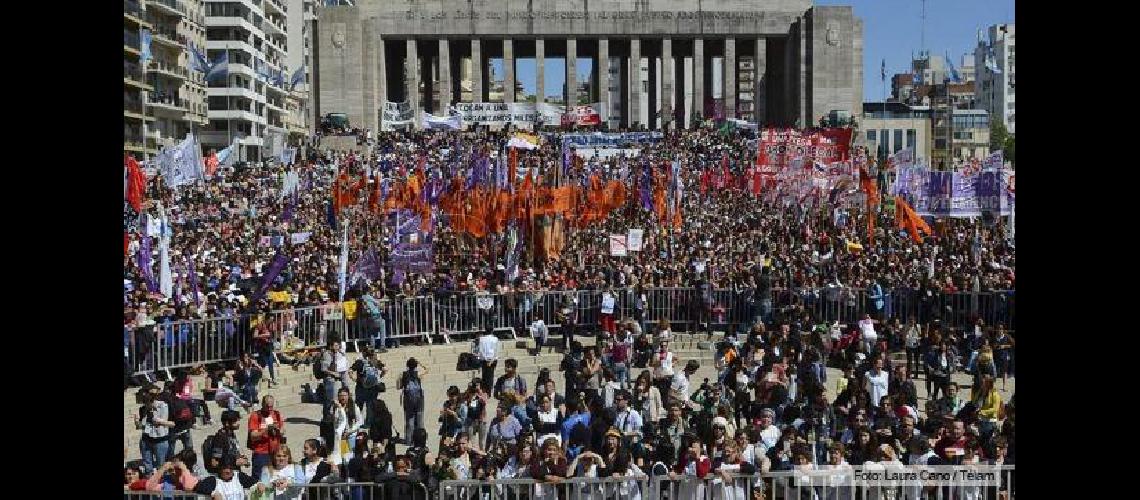 Con discursos contra la violencia y la pobreza se inauguroacute el XXXI Encuentro Nacional de Mujeres