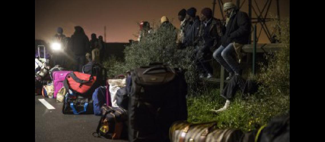 El desalojo en la Jungla de Calais dejoacute unos 100 nintildeos sin reubicar