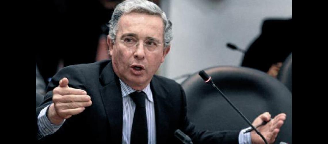 Uribe convocado por Santos para destrabar el proceso de paz exige ir con otros voceros del No