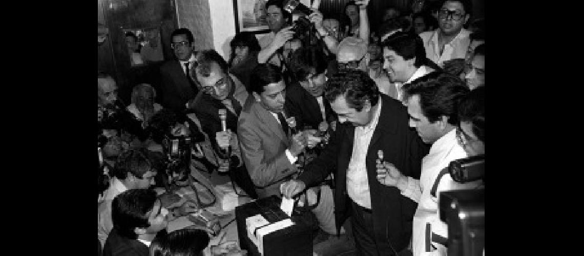 Dirigentes poliacuteticos recordaron los 33 antildeos de democracia con homenajes a Alfonsiacuten