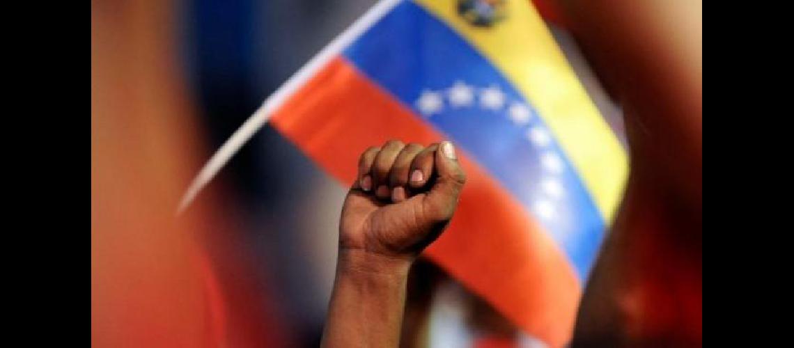 Joacutevenes instalan campamentos en apoyo a Nicolaacutes Maduro