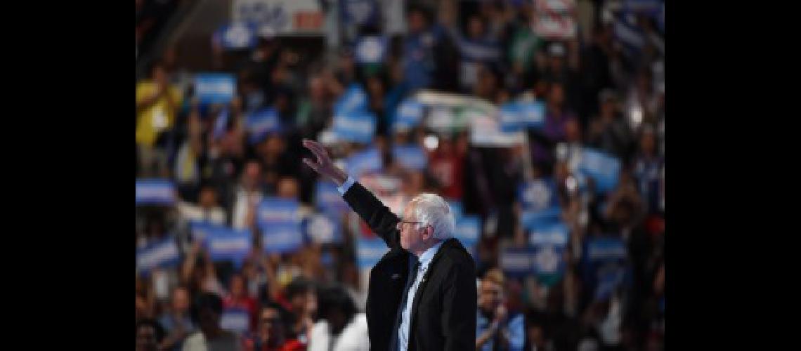 Sanders le advirtioacute a Trump que no impulse poliacuteticas sexistas y racistas
