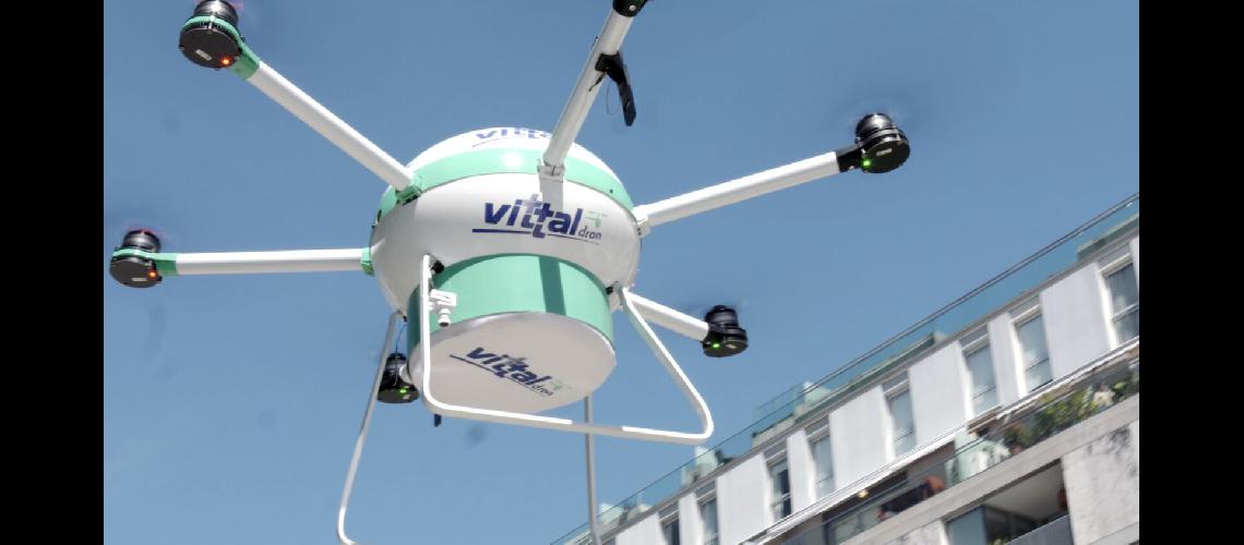 Presentan un dron destinado al raacutepido traslado de un desfibrilador para salvar vidas