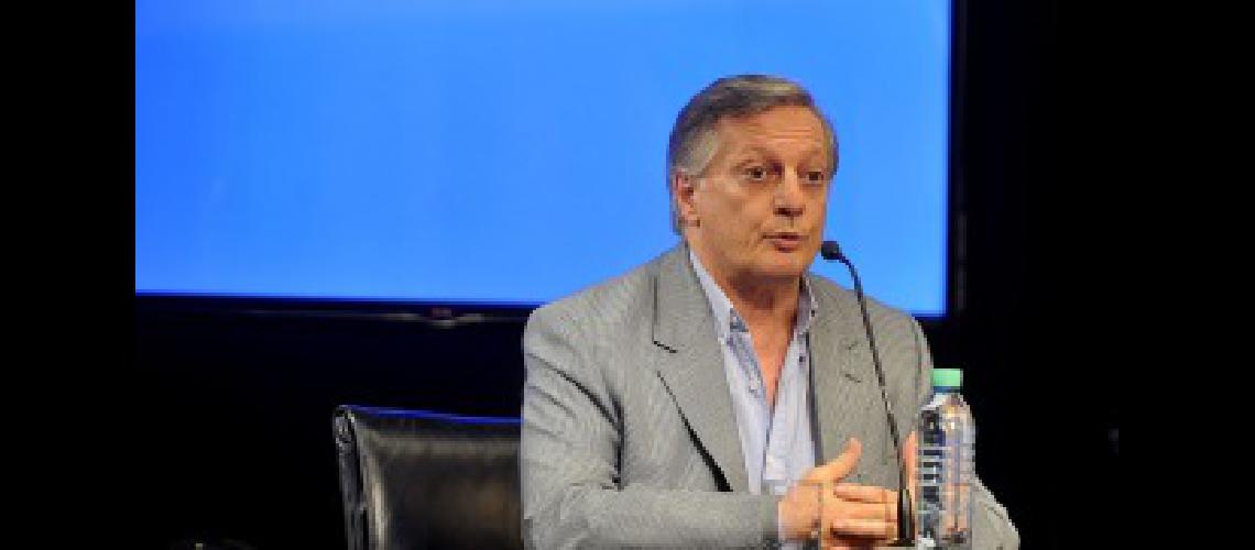 Aranguren dijo que en lo que resta del antildeo no habraacute aumentos en los precios de los combustibles