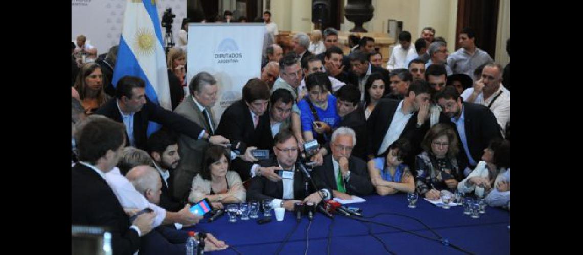 telam 06122016 Buenos Aires- Los bloques opositores dieron una conferencia de prensa por el tema ganancias Hablaron los diputados Hector Recalde Victoria DondaAlicia CicilianiGraciela Camantildeo Oscar Romero y Facundo Moyano Foto- Fernando Sturlatelamcf