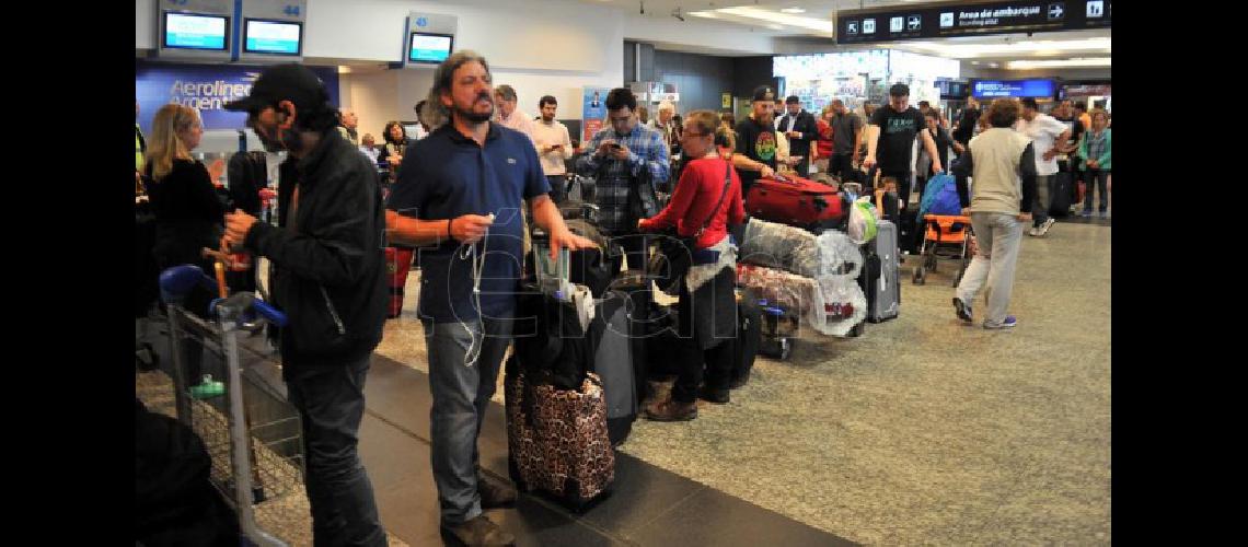 Comienzan a normalizarse los vuelos en Aeroparque y Ezeiza