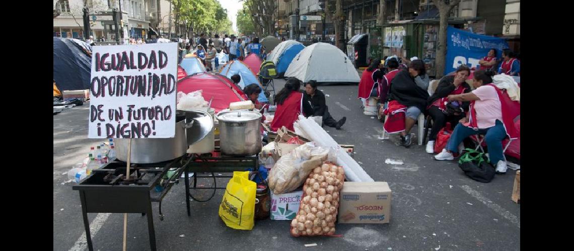 zzzznacp2NOTICIAS ARGENTINAS BAIRES OCTUBRE 16- Manifestantes de la organizacioacuten Aniacutebal Veroacuten realizan un corte total de la Avenida de Mayo frente a la jefatura de gobierno portentildeo en reclamo de 300 puestos de trabajo para cooperativas Foto NA- DANIEL VIDESzzzz