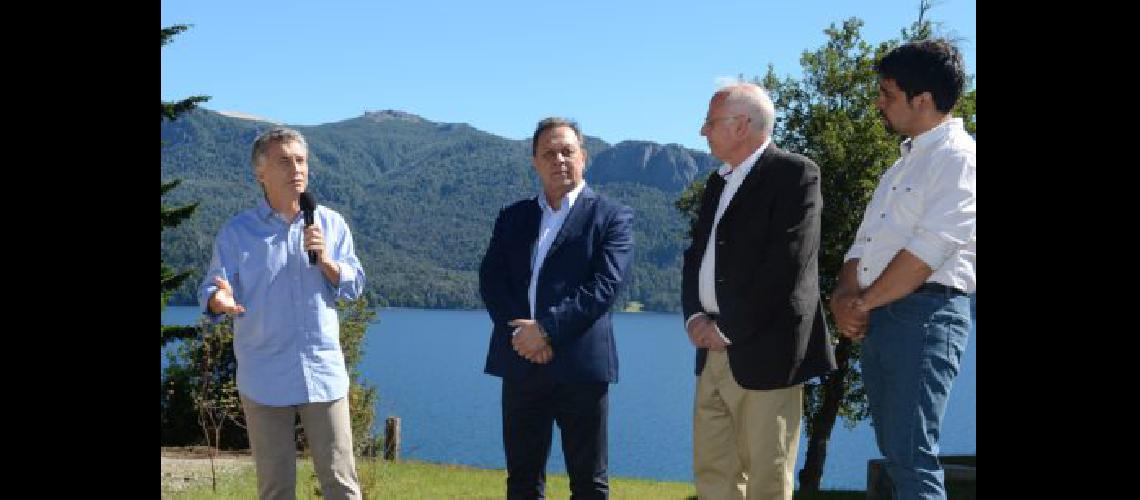 Teacutelam 28122016 Neuqueacuten- El presidente Mauricio Macri encabezoacute la inauguracioacuten de un Centro de Interpretacioacuten e Informacioacuten Turiacutestica y Ambiental en Villa Traful que estaraacute abierto a la comunidad para la difusioacuten de los atractivos del Corredor de Los Lagos Lo acompantildearon el ministro de Turismo Gustavo Santos y otras autoridades nacionales y provincialesFoto- Presidencia