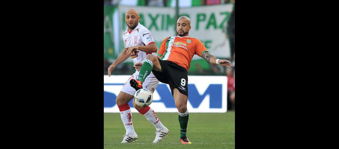 Teacutelam 11122016 Buenos Aires- Banfield y Huracaacuten juegan en un encuentro correspondiente a la decimotercera jornada del torneo de Primera Divisioacuten del fuacutetbol argentino Fanton gcl
