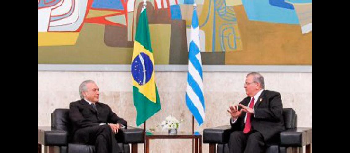 De izquierda a derecha- el presidente de Brasil Michel Temer junto al embajador de Grecia en Brasil Kyriakos Amiriadis