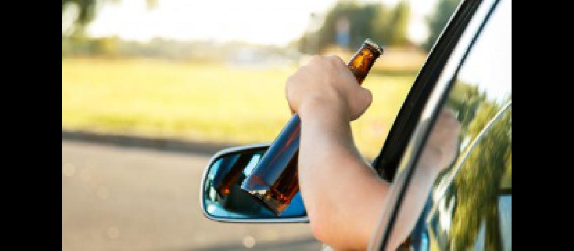 Buscan prohibir el alcohol a conductores