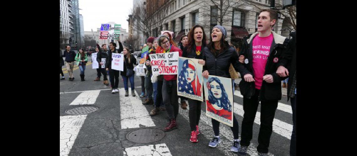 Miles de mujeres de todo el mundo protestaron contra Trump